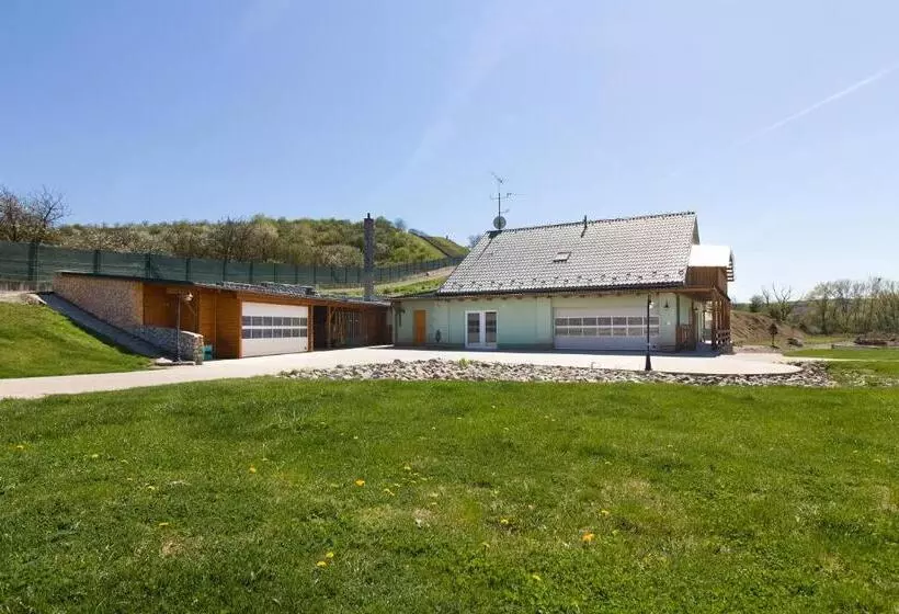 ホテル Apartmány Na Farmě