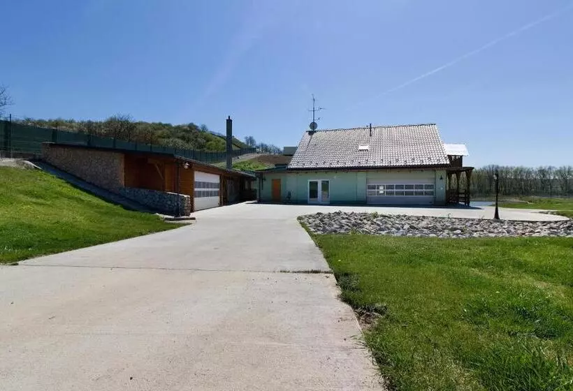 ホテル Apartmány Na Farmě