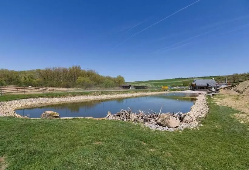 ホテル Apartmány Na Farmě