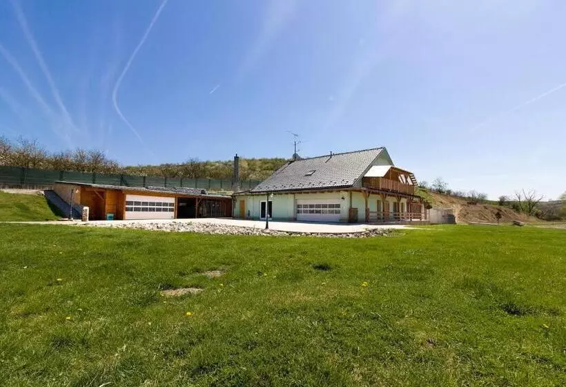 ホテル Apartmány Na Farmě
