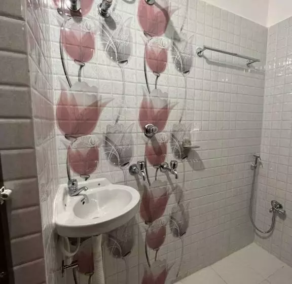 ペンション Shradharam Lodge