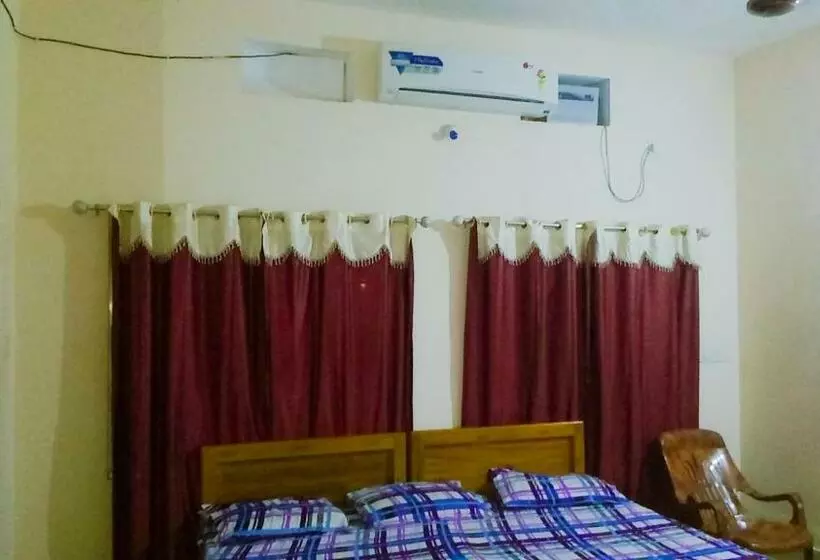 ペンション Shradharam Lodge