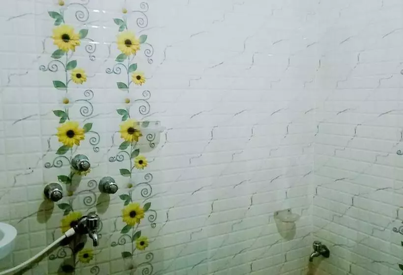 ペンション Shradharam Lodge