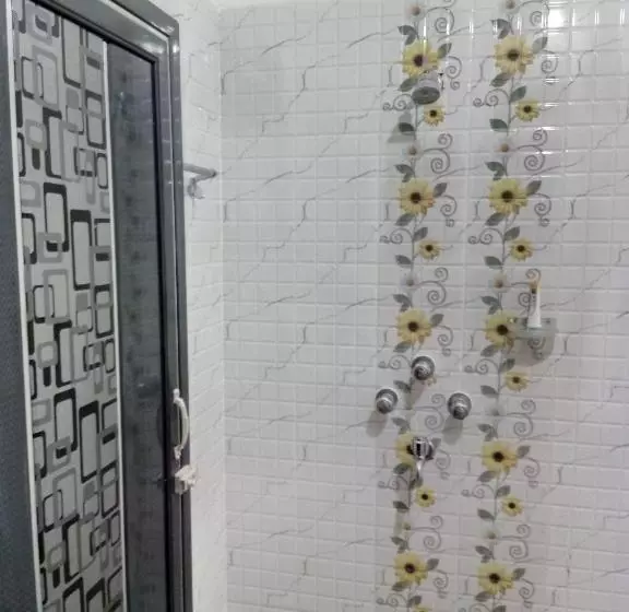 ペンション Shradharam Lodge