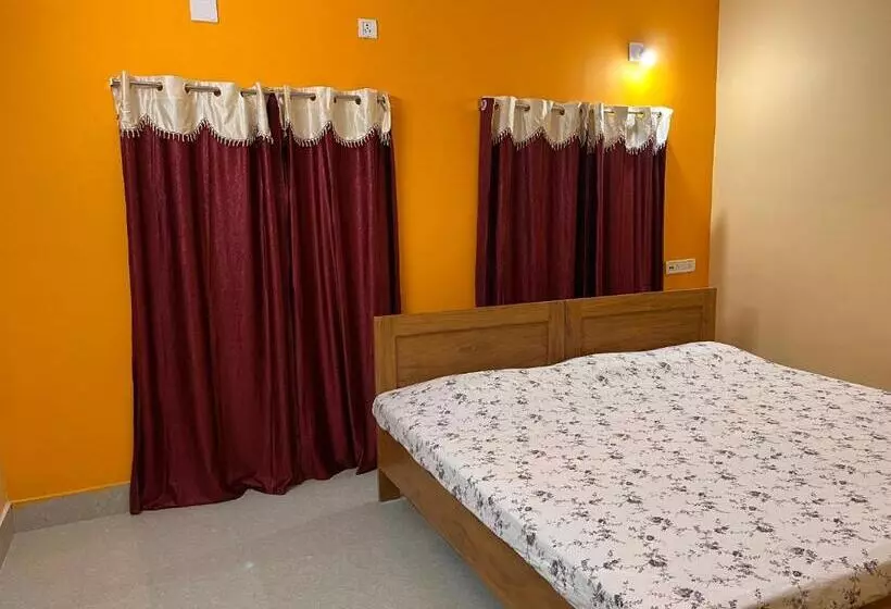 ペンション Shradharam Lodge