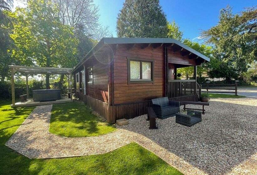 Курорт Oat Hill Farm Lodges