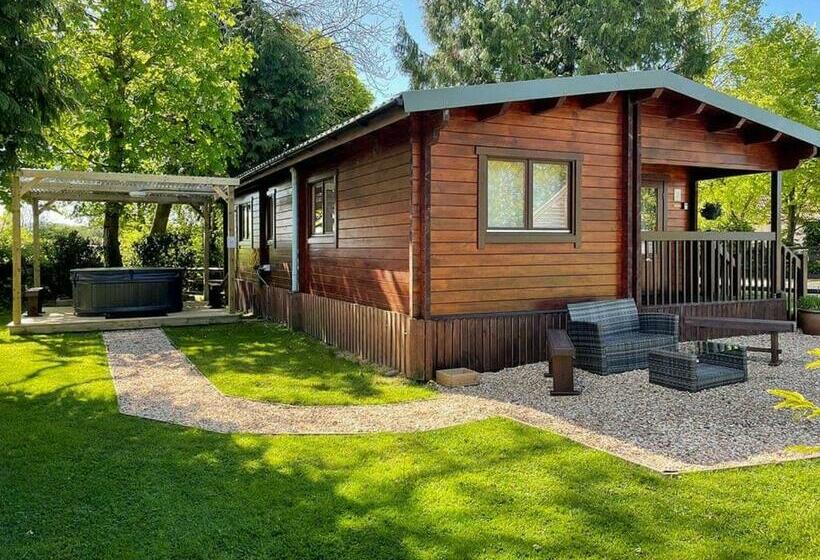 Курорт Oat Hill Farm Lodges