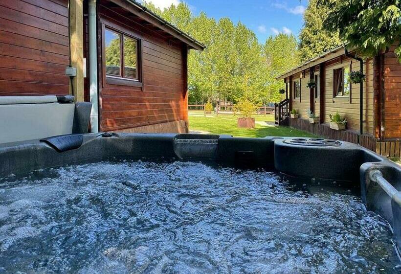 Курорт Oat Hill Farm Lodges