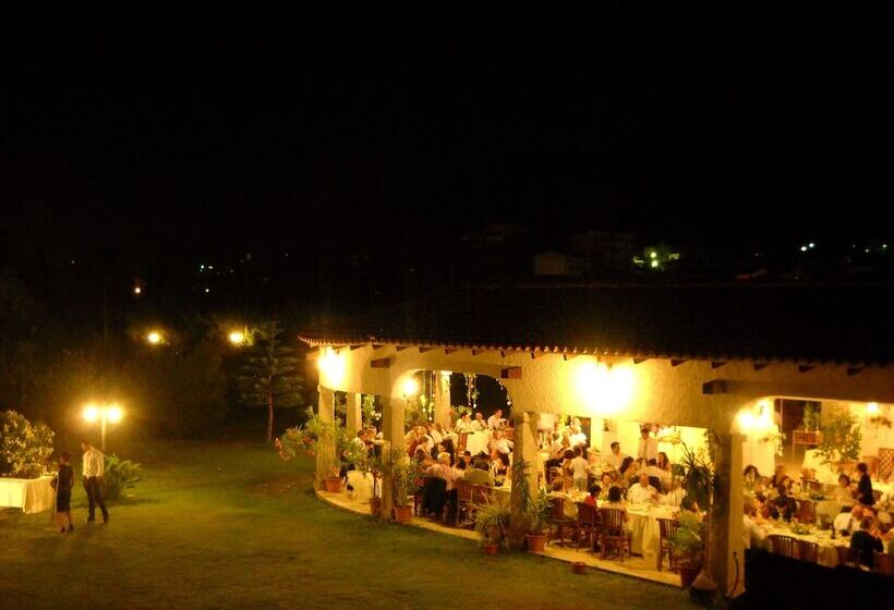 Отель Domu Incantada