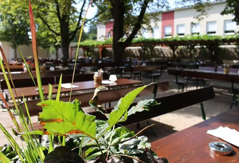 Отель Halber Mond