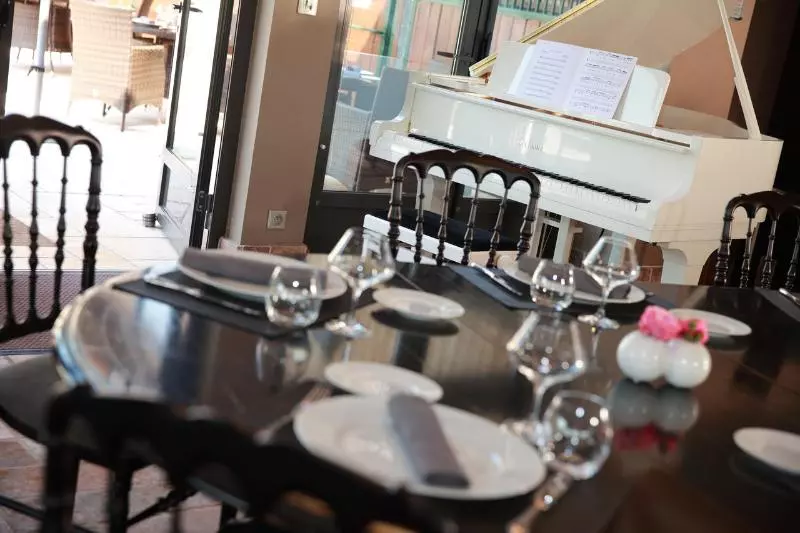 בית מלון כפרי Le Domaine Chateau Du Faucon