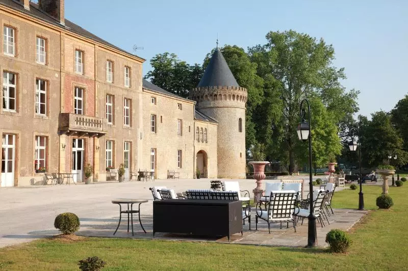 בית מלון כפרי Le Domaine Chateau Du Faucon