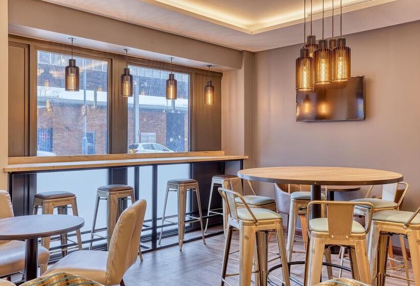 Отель Premier Inn London Uxbridge Town Centre