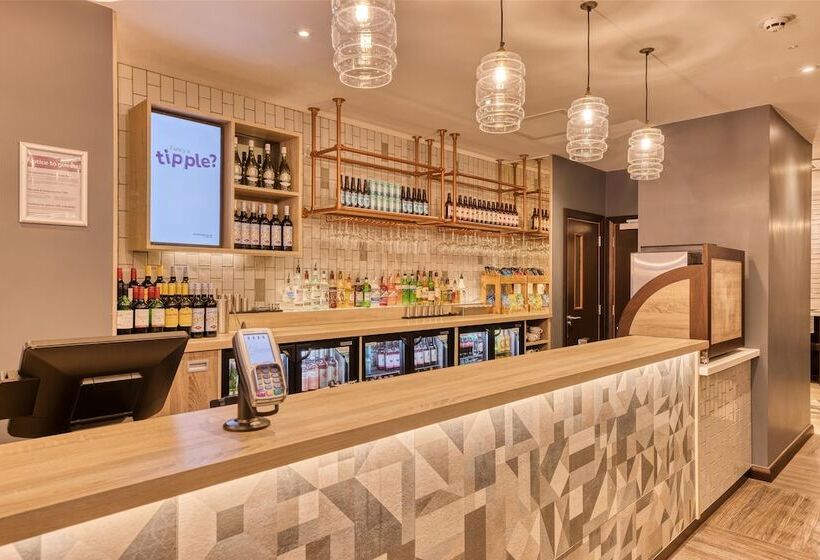 Отель Premier Inn London Uxbridge Town Centre