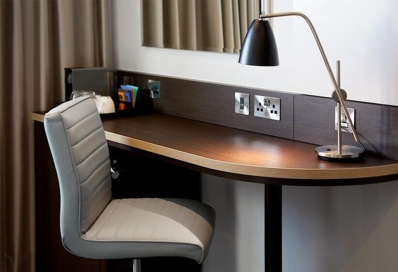 Отель Premier Inn London Uxbridge Town Centre