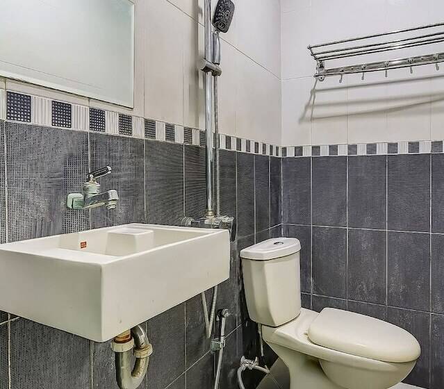 בית מלון כפרי Oyo 90940 Guesthouse Colombus G12