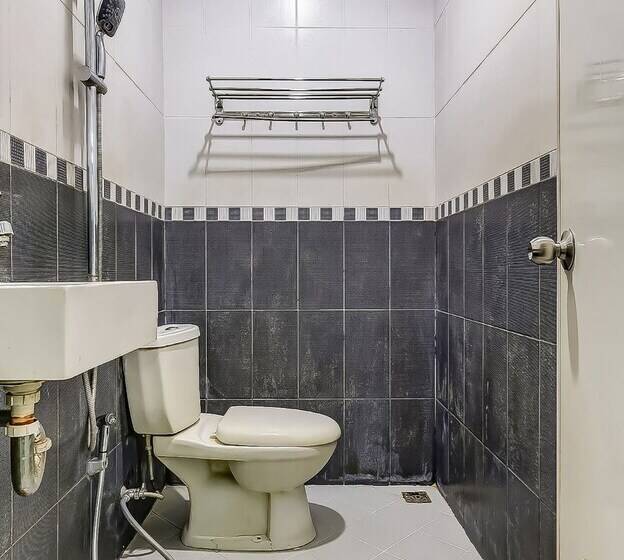 בית מלון כפרי Oyo 90940 Guesthouse Colombus G12