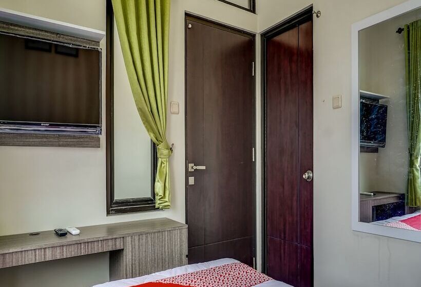 בית מלון כפרי Oyo 90940 Guesthouse Colombus G12