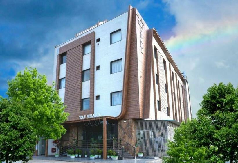 בית מלון כפרי The Taj Pearl