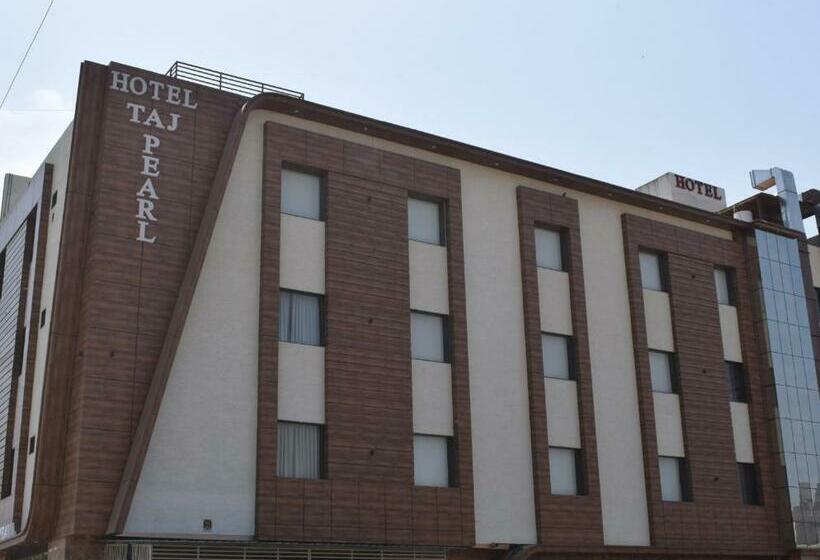 בית מלון כפרי The Taj Pearl