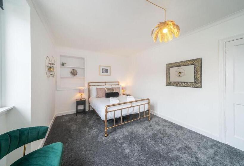 The Palm At The Ferry