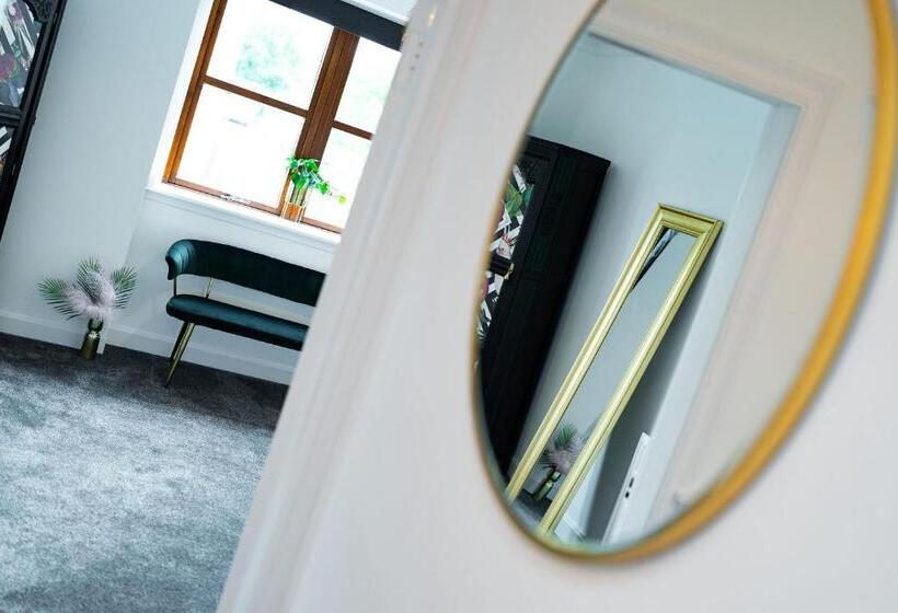 The Palm At The Ferry