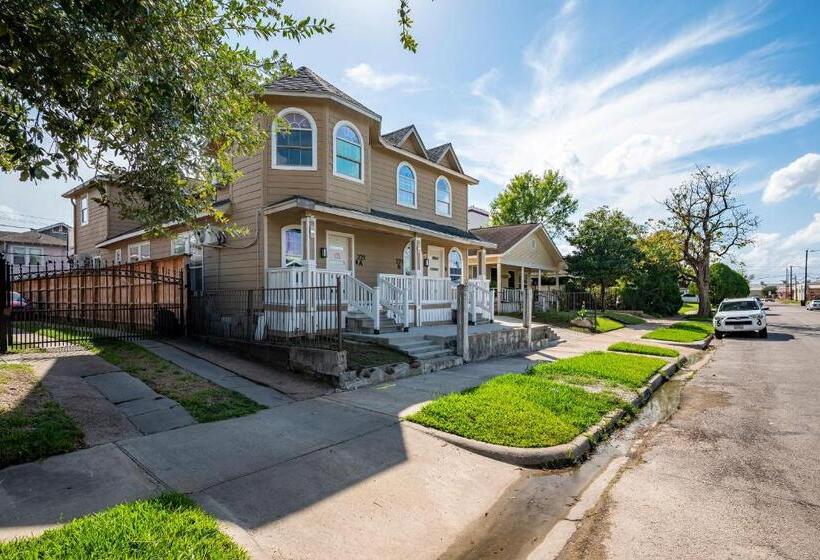 5br Home Sleeps 16 Downtown/pet Friendly/ev Charger