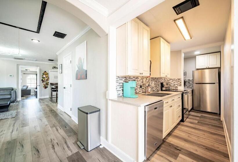 5br Home Sleeps 16 Downtown/pet Friendly/ev Charger