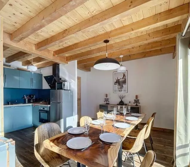 Chalet Le Mauntenrojji   Skis Aux Pieds