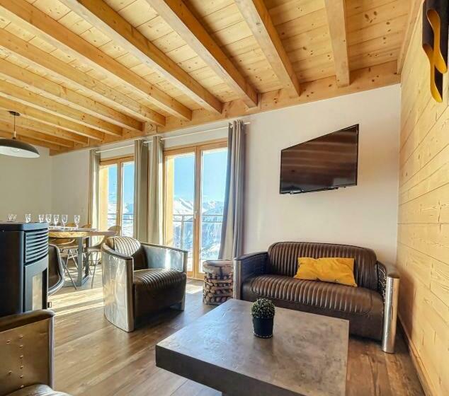 Chalet Le Mauntenrojji Skis Aux Pieds