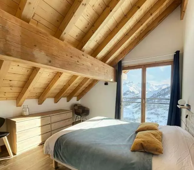 Chalet Le Mauntenrojji   Skis Aux Pieds