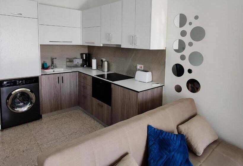 Lovely 1 Bedroom Unit @ Fabulous Location