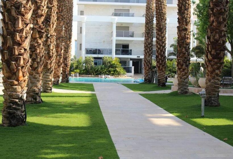 Pool Side Luxury Suite At Royal Park New Listing