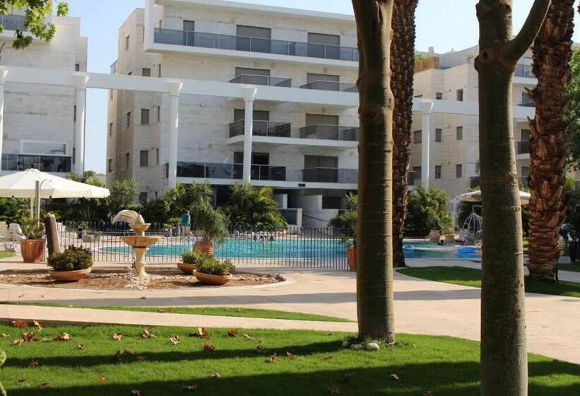 Pool Side Luxury Suite At Royal Park New Listing