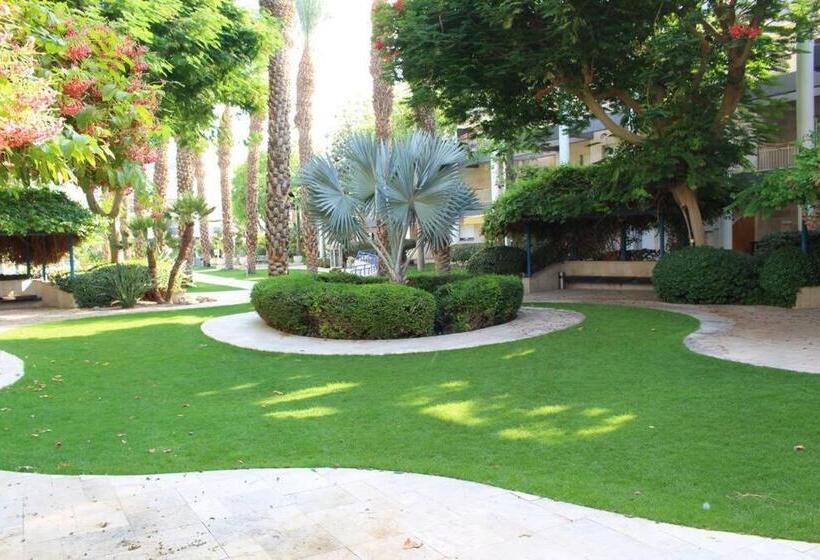 Pool Side Luxury Suite At Royal Park New Listing