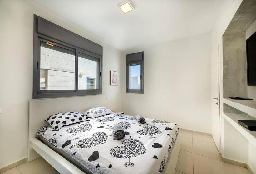 Pool Side Luxury Suite At Royal Park New Listing