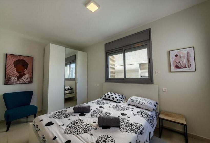 Pool Side Luxury Suite At Royal Park New Listing