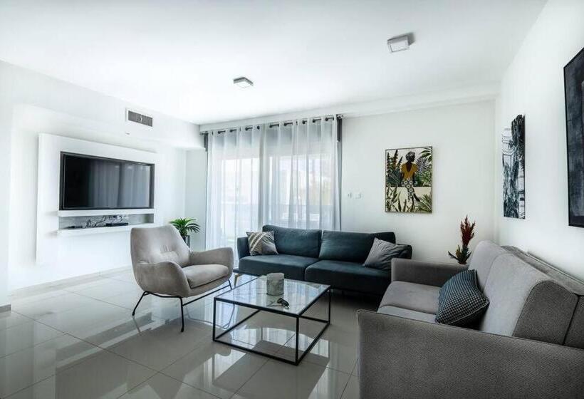 Pool Side Luxury Suite At Royal Park New Listing