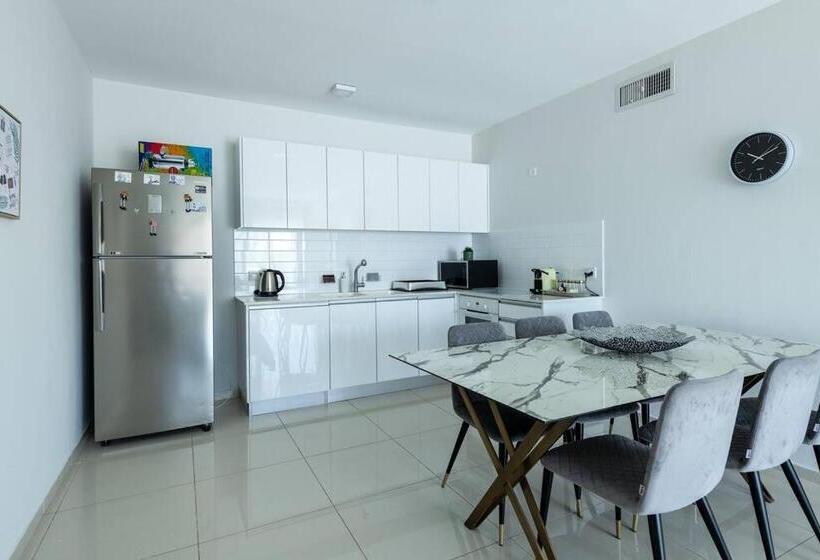 Pool Side Luxury Suite At Royal Park New Listing