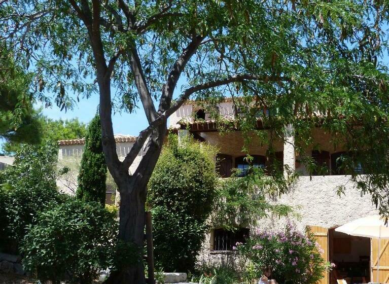 تختخواب و صبحانه Chez Nous Cassis