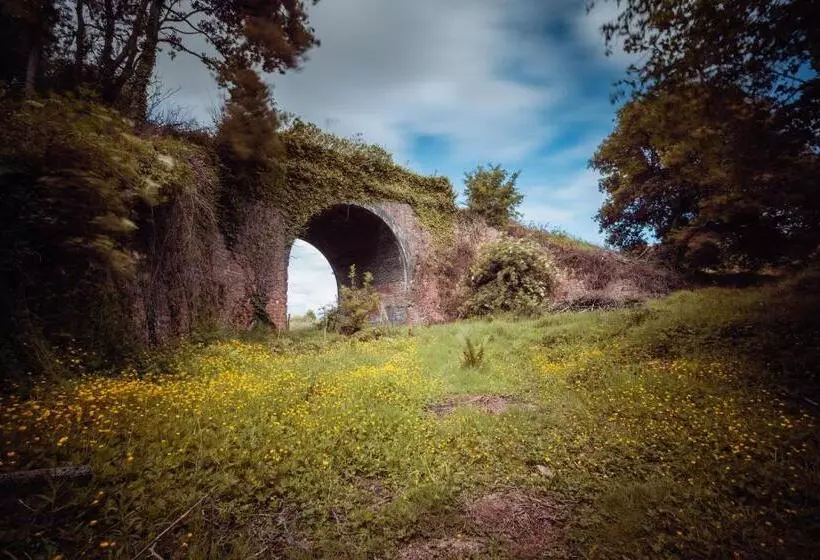 Beautiful 1 Bed Glamping Pod In Battle
