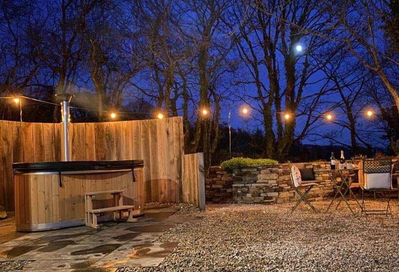 Boutique Cornish Shepherd S Hut With Hot Tub
