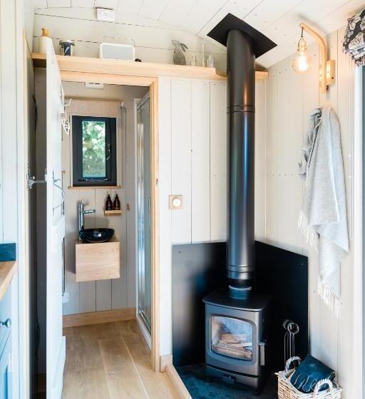 Boutique Cornish Shepherd S Hut With Hot Tub