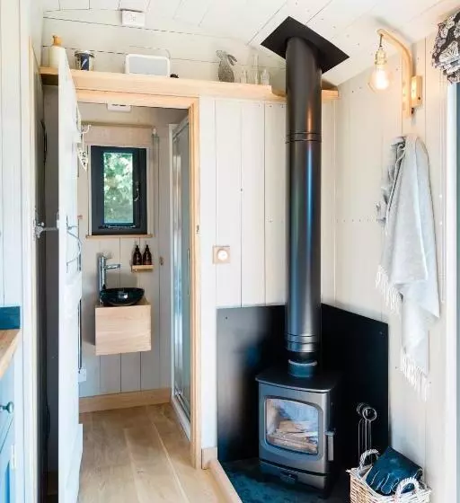 Boutique Cornish Shepherd S Hut With Hot Tub