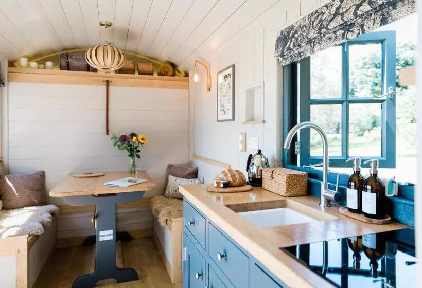 Boutique Cornish Shepherd S Hut With Hot Tub