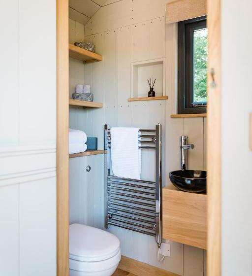 Boutique Cornish Shepherd S Hut With Hot Tub