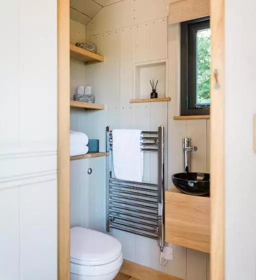 Boutique Cornish Shepherd S Hut With Hot Tub