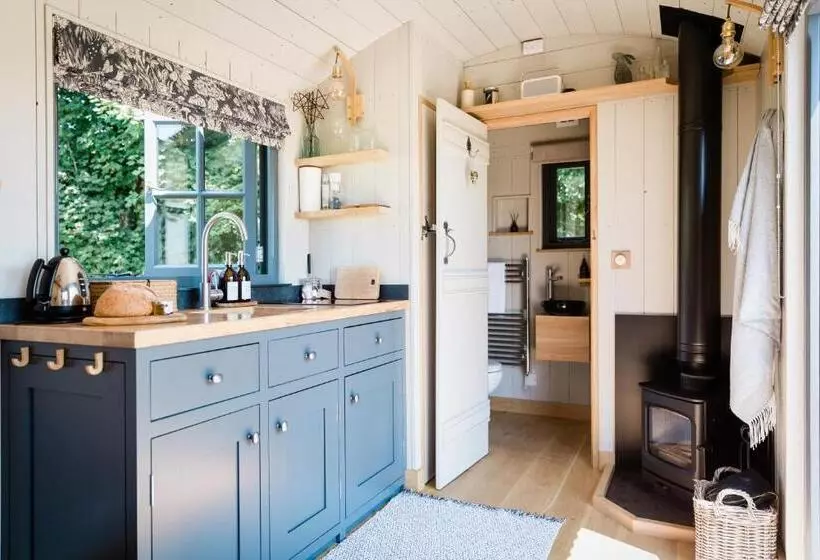 Boutique Cornish Shepherd S Hut With Hot Tub