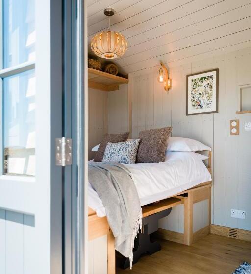 Boutique Cornish Shepherd S Hut With Hot Tub