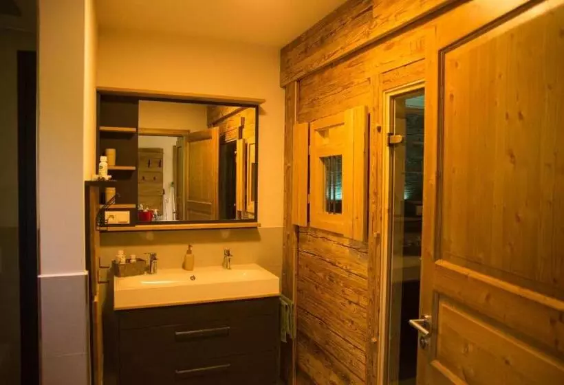 Chalet Am ölberg Mit Badefass Und Altholzsauna